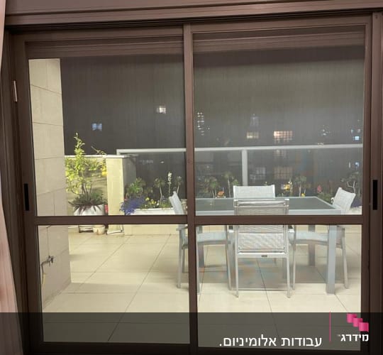 דלת הזזה מאלומיניום עם מסגרת כהה